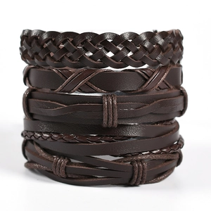 Detailansicht mehrlagiger dunkelbrauner Lederarmbänder mit verschiedenen Texturen