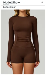 Detail des kaffeebraunen Yoga-Sets mit geriffeltem Langarm-Oberteil und Shorts mit hohem Bund