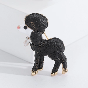 Mignonne broche caniche noir avec placage or et collier en strass sur fond blanc