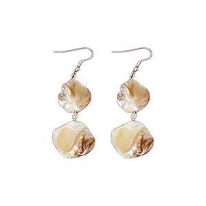 Boucles d'oreilles pendantes en coquillage irrégulier avec crochets dorés style vacances