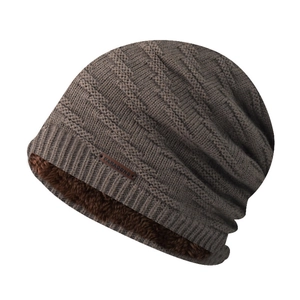 Winter-Strickmütze in Graubraun mit dickem Fleecefutter und Leder-Logo-Patch
