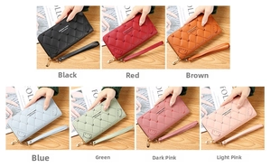 Detailliertes Raster mit sieben Farboptionen für die gesteppte Kunstleder-Clutch mit Handschlaufe
