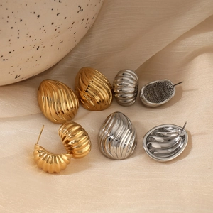 Striped stainless steel teardrop and C-shape earrings in gold and silver finish