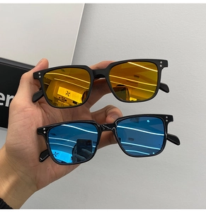 Détail de lunettes de soleil vintage carrées avec verres réfléchissants orange et bleus