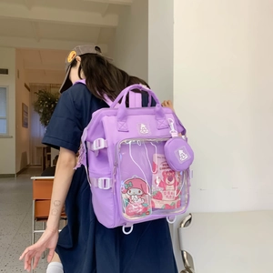 Lila Ita-Bag Rucksack mit transparentem Vorderfach, präsentiert von Model in hellem Innenraum