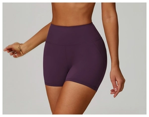 Détail du short de yoga violet à taille haute en tissu extensible et coutures latérales