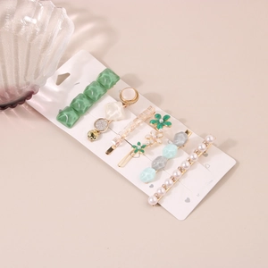 Détail d'un ensemble de barrettes à cheveux avec perles et strass sur carte