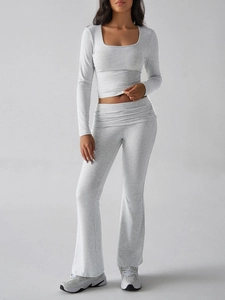 Détail d'un ensemble gris clair avec haut à manches longues, col carré et pantalon évasé
