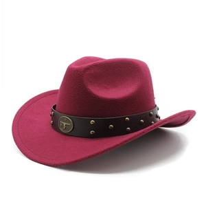 Détail du chapeau de cowboy en laine bordeaux avec bande en cuir et emblème de taureau