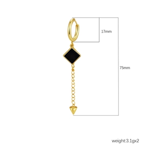 Dettaglio orecchini a nappa in oro 18K con lunghezza 75mm e diametro cerchio 17mm