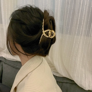 Elegant gold metal chain claw clip with white ribbon weaving for chic hair styling