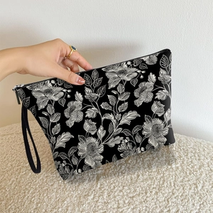 Trousse à maquillage florale portable avec motifs de lignes noires et blanches et dragonne