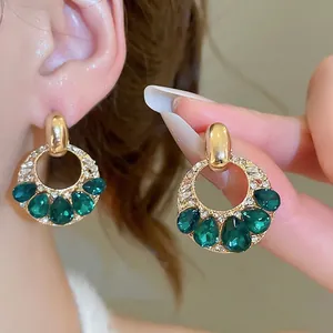 Orecchini ad ago d'argento con metallo dorato e pendenti a goccia d'acqua verde smeraldo
