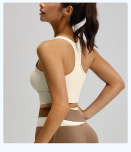 Vue détaillée de l'ensemble de yoga color-block extensible avec brassière et legging