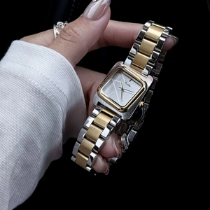 Montre femme carrée avec cadran argenté et bracelet en acier inoxydable bicolore doré