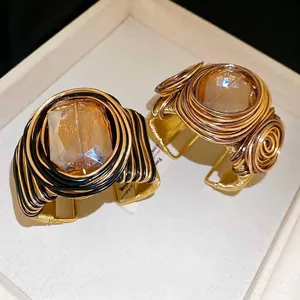Bracelet jonc ouvert en fil torsadé avec cristal ambre et design artistique moderne
