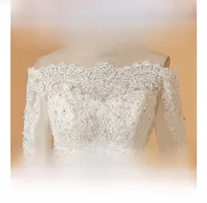 Vue détaillée du col bateau en dentelle avec sequins et broderies de perles fines