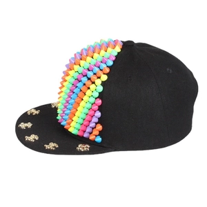Trendiger schwarzer Hip-Hop-Cap mit flachem Schirm und bunten Regenbogen-Spikes und Gold-Nieten