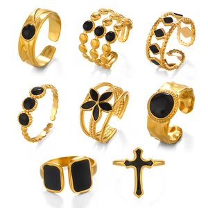 Set aus 18K vergoldeten Edelstahlringen mit schwarzen Emaille-Geometriedesigns