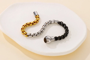 Detailed view of tri-color chunky box chain bracelet with magnetic clasp closure
