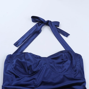 Dettaglio dell'abito in raso blu navy con scollo all'americana e fiocco decorativo