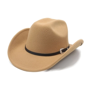 Détail d'un chapeau de cow-boy en feutre kaki avec ruban noir et boucle en métal argenté