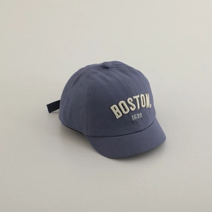 Detail der Boston 1630 Stickerei auf der blauen Baby-Kurzschirm-Basecap