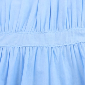 Detail eines hellblauen Hemdkleides mit Taillenfalten und Doppelnaht-Verarbeitung