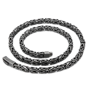 Détail du collier byzantin en acier inoxydable avec un fermoir à boîte carrée