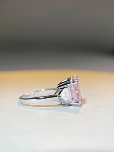 Vue latérale d'une bague en argent s925 avec un zircon rose et des diamants de côté