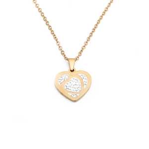 Dettaglio di un ciondolo a cuore placcato oro 18K con cristalli su catenina a maglie