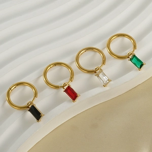 Détail de créoles en or 18K avec pendentifs en zircon noir, rouge, blanc et vert