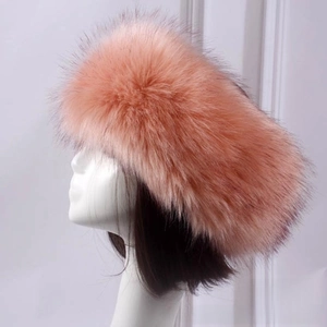 Texture détaillée du bandeau d'hiver épais en fausse fourrure rose coréen sur un modèle