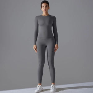 Détail de l'ensemble de yoga gris foncé taille haute avec haut et legging galbant