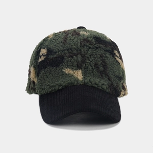 Détail de la couronne en polaire camouflage et visière en velours côtelé noir de la casquette