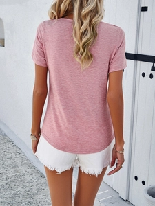 Rückansicht eines lässigen rosa Kurzarm-T-Shirts mit V-Ausschnitt an einem Model vor weißer Wand