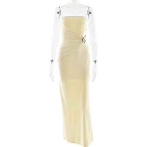 Détail d'une robe longue bustier jaune clair montrant la découpe et la boucle décorative