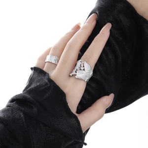 S925 sterling silver leaf textured ring with white zircon on a model against black fabric