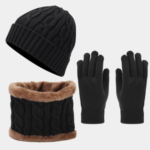Detail of cable knit pattern and soft faux fur lining on the winter neck warmer set