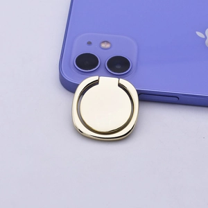 Detailaufnahme einer goldenen Ringhalterung aus Metall auf einem violetten Smartphone