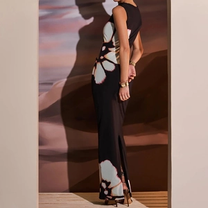 Robe longue noire sans manches à imprimé floral blanc et fente latérale sexy