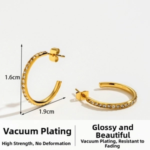 Vue détaillée de boucles d'oreilles créoles dorées en C avec zircons et dimensions exactes