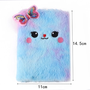 Dettaglio del taccuino in peluche a forma di gatto 11x14,5cm con fiocco arcobaleno