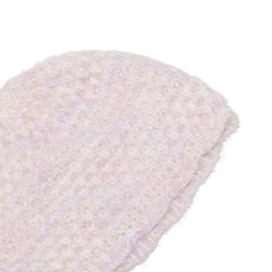 Detailansicht der Strickmütze mit rosa Farbverlauf und weicher Plüschtextur