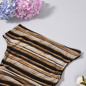 Détail d'un haut en maille rayée avec un motif horizontal marron et noir scintillant