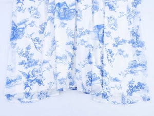 Detail des blauen und weißen Engels-Toile-de-Jouy-Drucks am Stoff dieses Kleides