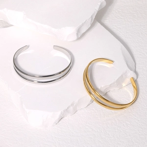 Minimalistisches doppelzeiliges offenes Armreif-Set in Gold und Silber aus Edelstahl