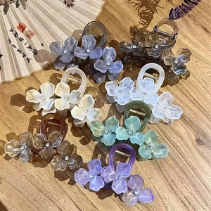 Bloem haarclips met marmeren textuur en strass steentjes op houten basis