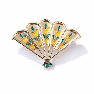 Elegante broche de abanico dorado con patrones florales de esmalte amarillo y verde
