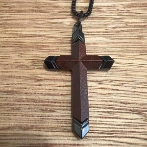 Collier croix pour homme avec texture bois sombre et accents métal noir sur chaîne
